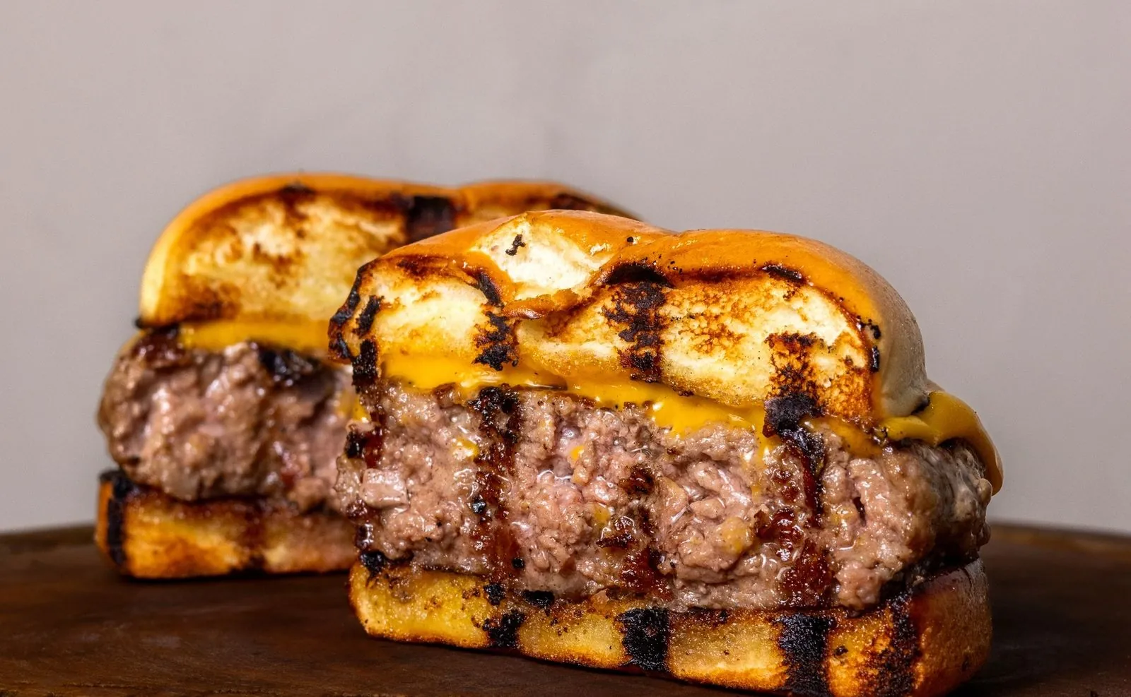 BurgerCue: pão brioche, blend de 220 g na brasa e cheddar